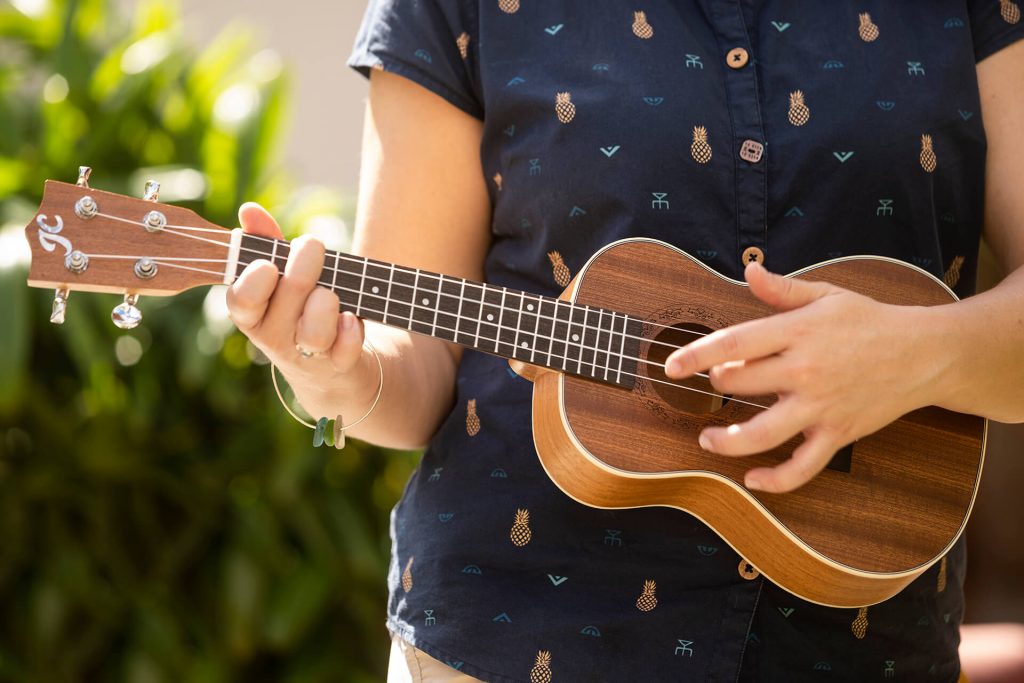 HNL8K-Lylw-Ukulele-Playing-7061